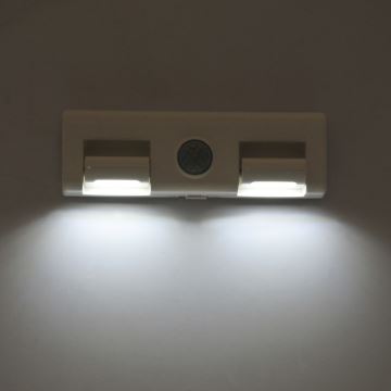 Світлодіодний настінний світильник з датчиком LED/3xAA/4,5V